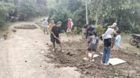 Warga Patukku Kerja Bakti Ratakan Jalan dengan Alat Sederhana Warga Patukku Kerja Bakti Ratakan Jalan dengan Alat Sederhana