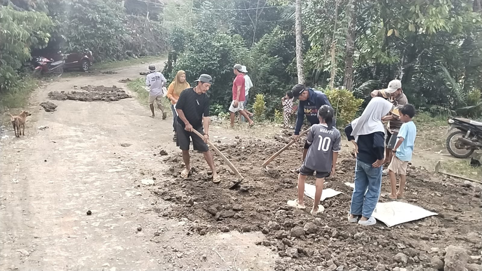 Warga Patukku Kerja Bakti Ratakan Jalan dengan Alat Sederhana
