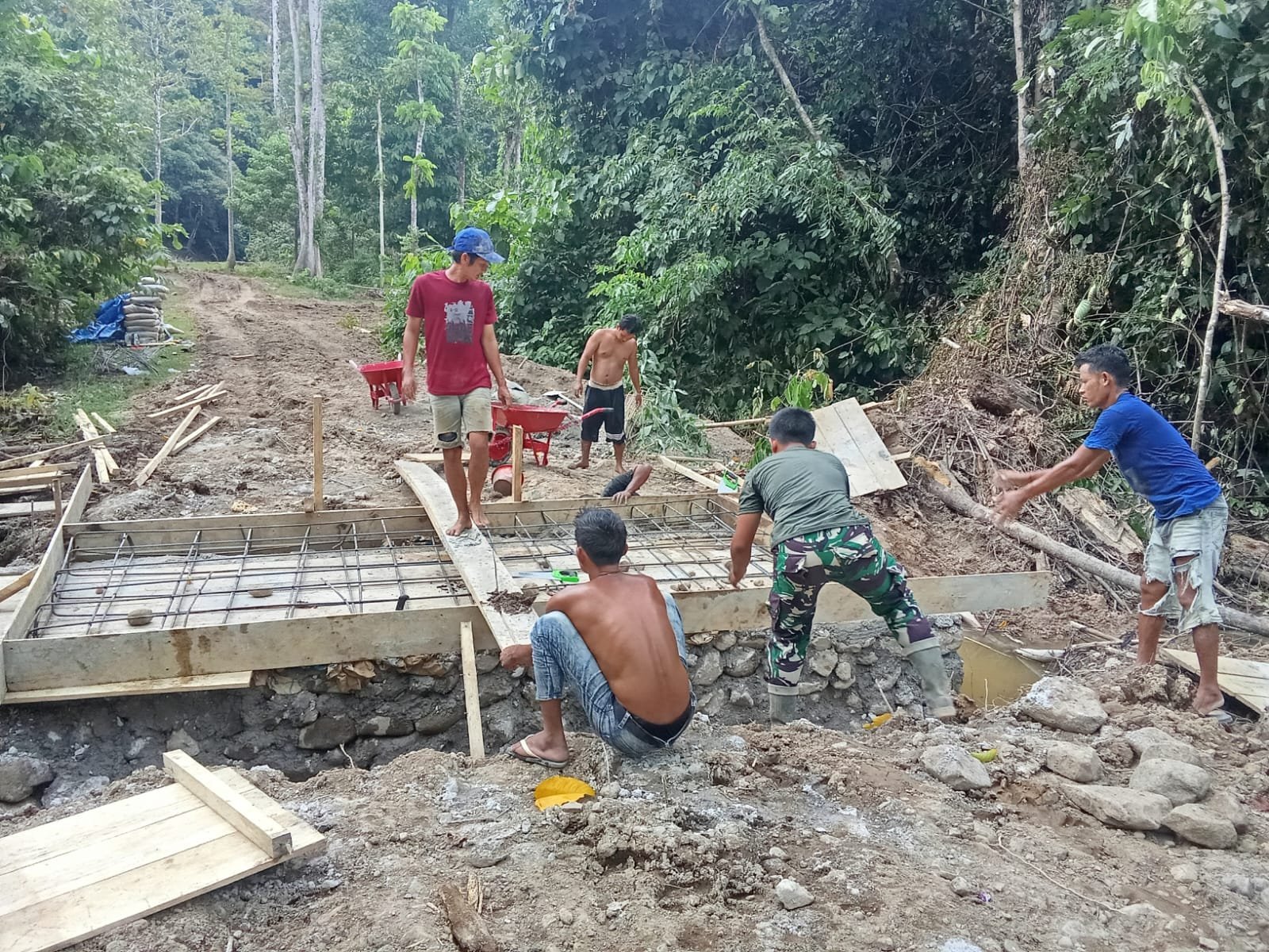 Warga Sarah Raya Bersama TNI Siapkan Bekisting untuk Pengecoran Jembatan