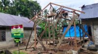 Rehabilitasi RTLH Titik 3: Rangka Atap Dikerjakan Bersama Warga