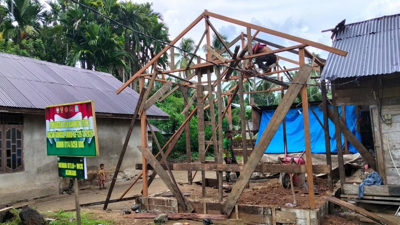 Rehabilitasi RTLH Titik 3: Rangka Atap Dikerjakan Bersama Warga