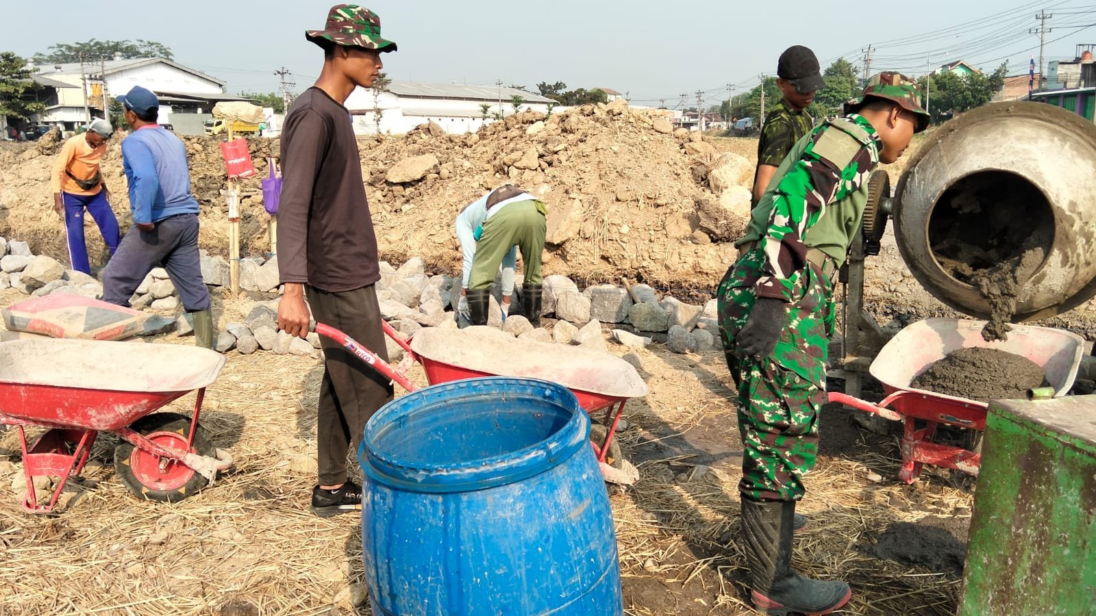 Keterlibatan Warga Parangjoro Perkuat Pembangunan Talud