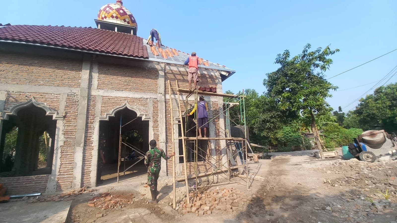 Warga Parangjoro Terlibat Langsung dalam Pemasangan Atap Masjid