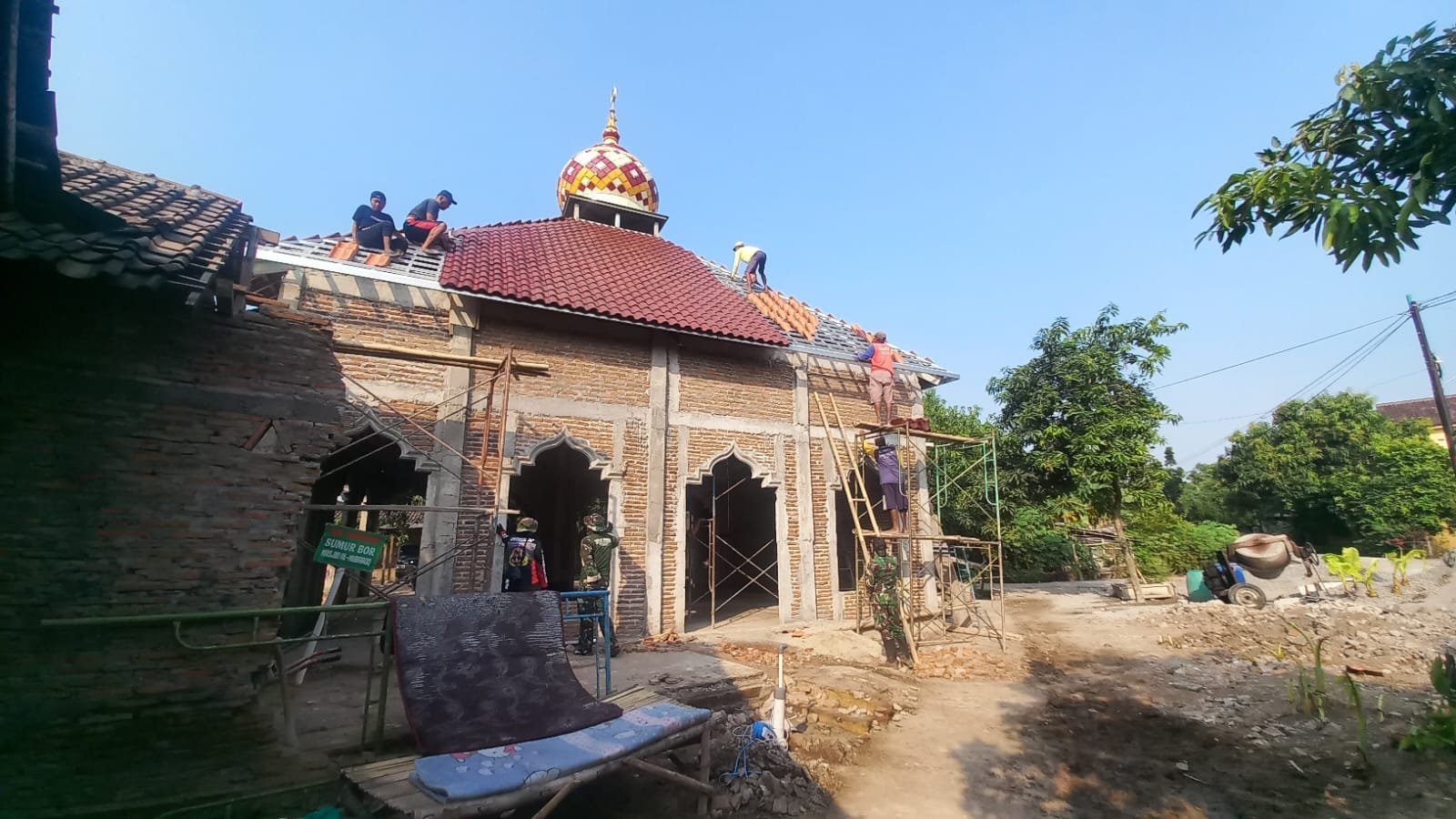 Kodim 0726/Sukoharjo dan Warga Bersama Rehabilitasi Masjid Al Mubaroq