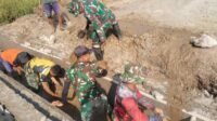 Kolaborasi Warga dan TNI Perbaiki Saluran Irigasi Parangjoro Kolaborasi Warga dan TNI Perbaiki Saluran Irigasi Parangjoro