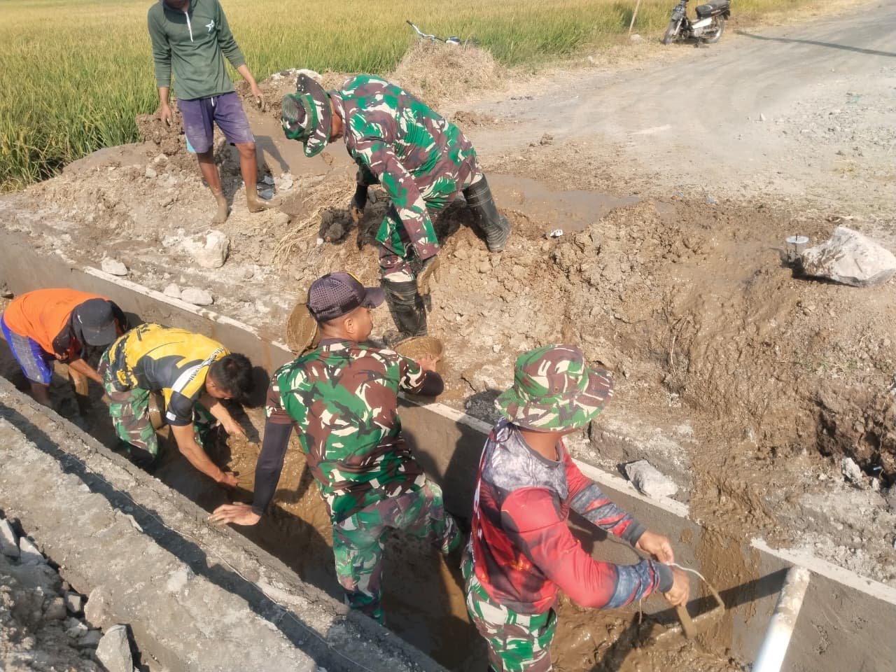 Kolaborasi Warga dan TNI Perbaiki Saluran Irigasi Parangjoro
