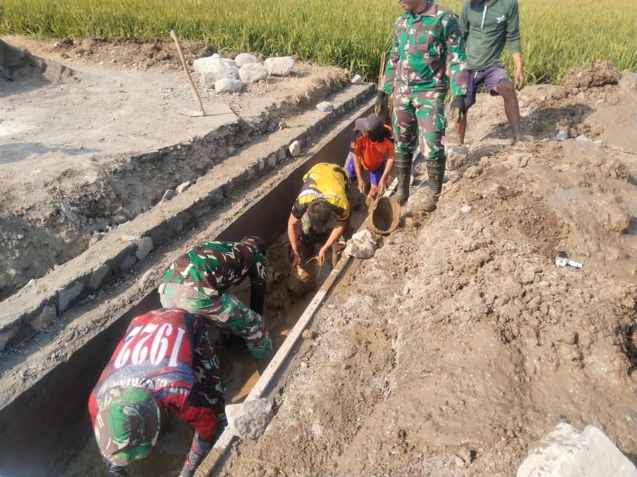 Saluran Irigasi Parangjoro Dibereskan Bersama Satgas TMMD