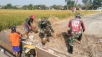 Antusiasme Warga Tak Surut Saat Membersihkan Lumpur di Parangjoro Antusiasme Warga Tak Surut Saat Membersihkan Lumpur di Parangjoro