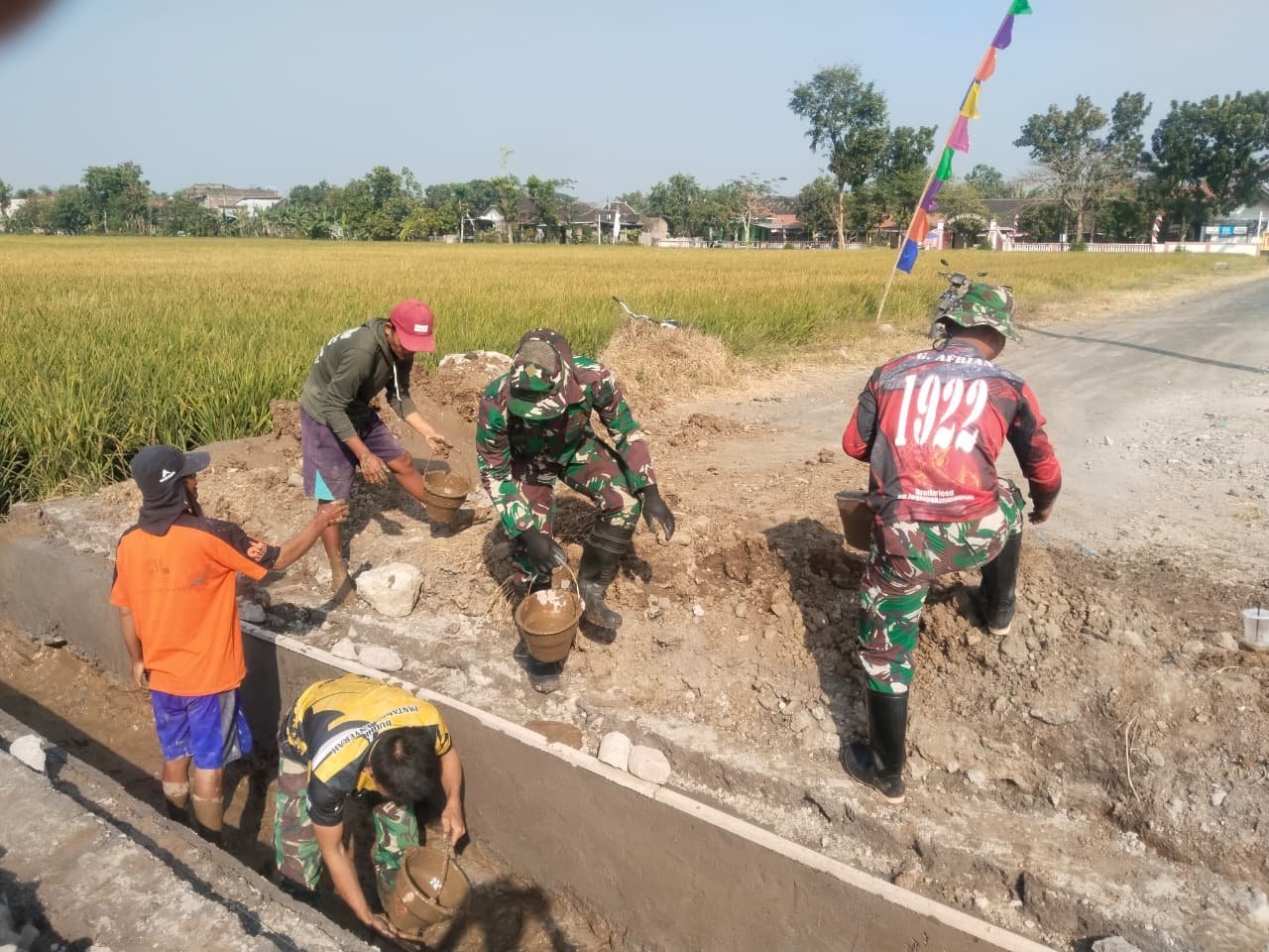 Bahu-Membahu Atasi Lumpur, Petani Parangjoro Rasakan Dampak Positif