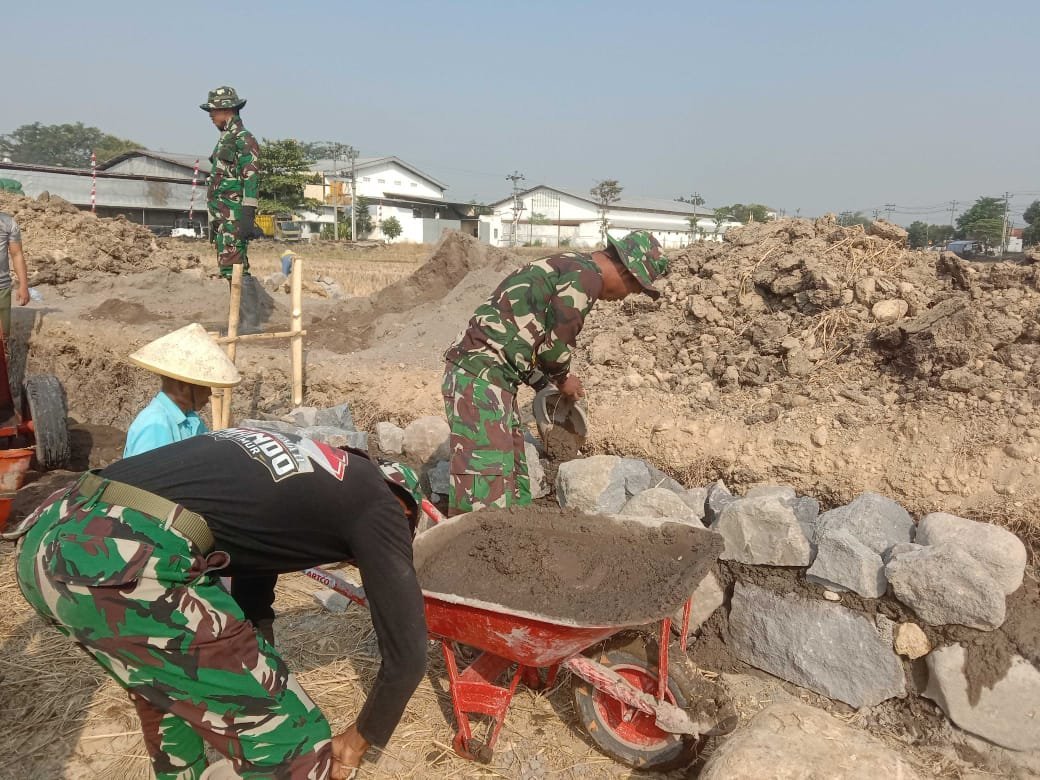 Peran Warga dalam Pengerjaan Talud TMMD di Parangjoro