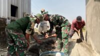 Kolaborasi Warga dan Satgas TMMD Percepat Pembangunan MCK Kolaborasi Warga dan Satgas TMMD Percepat Pembangunan MCK