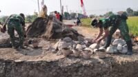 Satgas TMMD Reguler ke-129 Turun Tangan Bangun Gorong-Gorong di Parangjoro Satgas TMMD Reguler ke-129 Turun Tangan Bangun Gorong-Gorong di Parangjoro