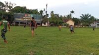 Kebersamaan di Lapangan Pererat Hubungan TNI-Masyarakat Kebersamaan di Lapangan Pererat Hubungan TNI-Masyarakat
