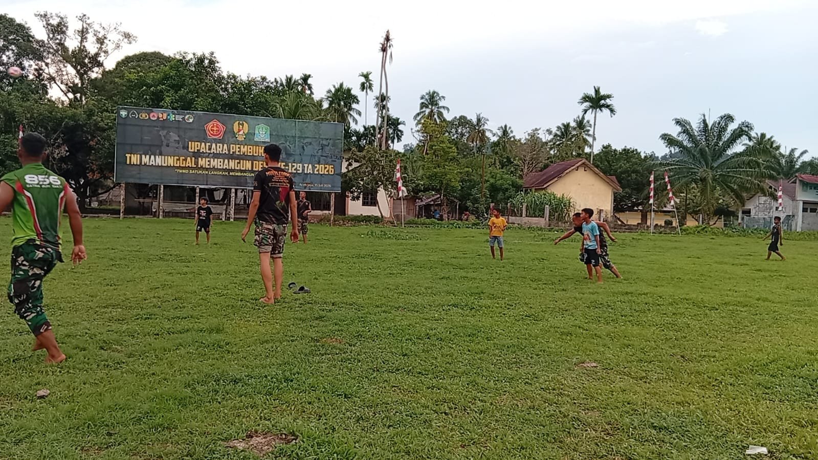 Kebersamaan di Lapangan Pererat Hubungan TNI-Masyarakat