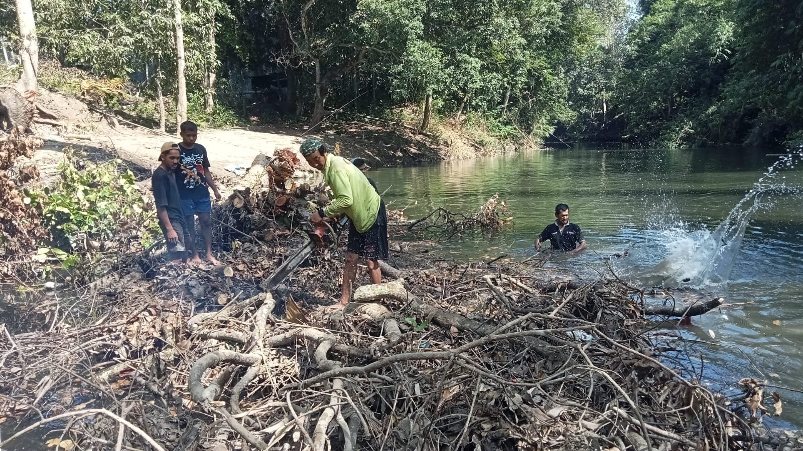 Warga Tadangpalie Gotong Royong Bersihkan Bawah Jembatan Gantung
