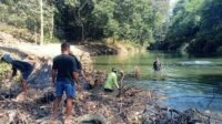 Jembatan Gantung di Sibulue Lebih Fungsional Usai Pembersihan Area Bawah Jembatan Gantung di Sibulue Lebih Fungsional Usai Pembersihan Area Bawah