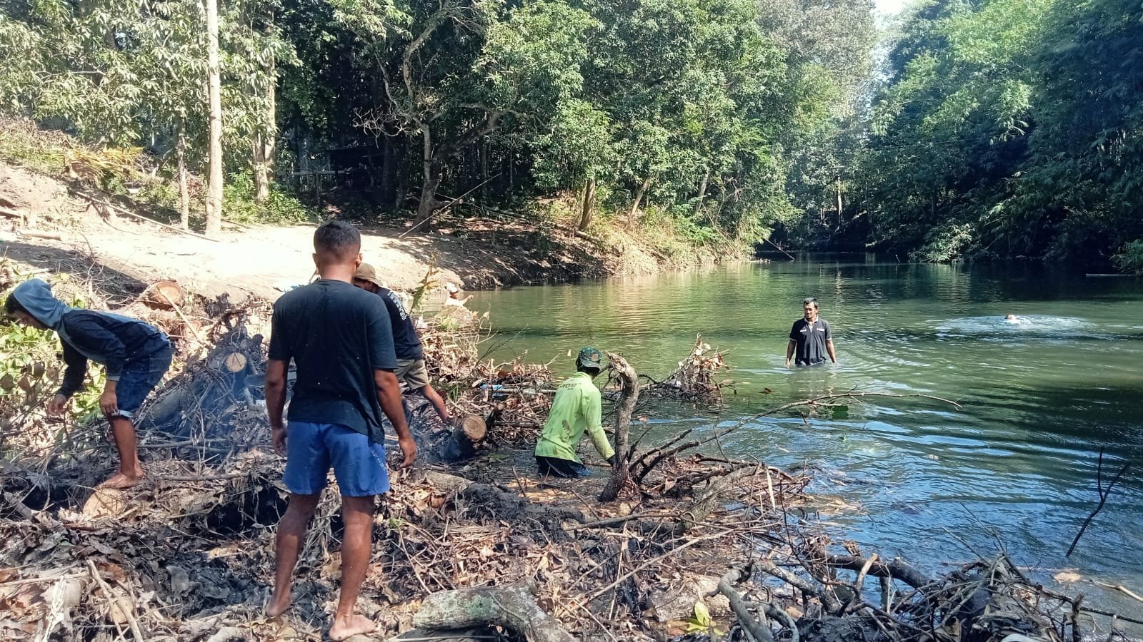 Jembatan Gantung di Sibulue Lebih Fungsional Usai Pembersihan Area Bawah