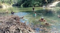 Prajurit dan Warga Kerja Bersama Benahi Semak di Tadangpalie Prajurit dan Warga Kerja Bersama Benahi Semak di Tadangpalie