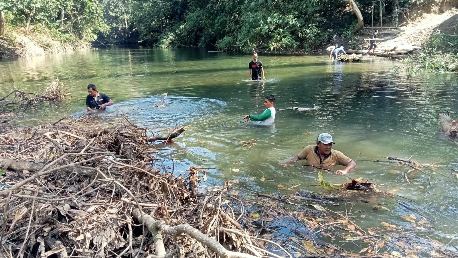 Prajurit dan Warga Kerja Bersama Benahi Semak di Tadangpalie