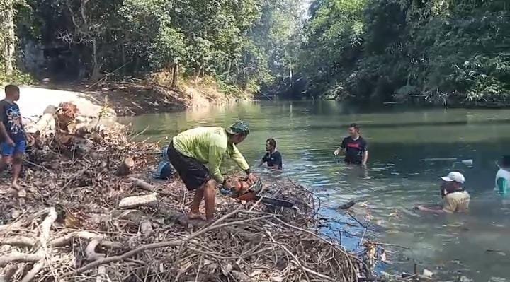 Area Bawah Jembatan Gantung Tadangpalie Ditata Ulang Lewat Gotong Royong