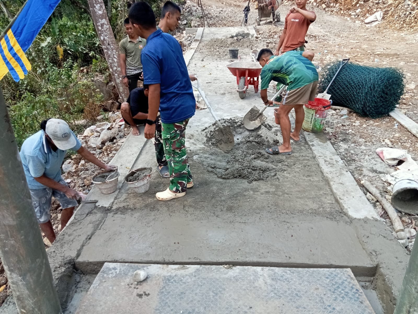 Pondasi Jembatan Gantung di Pattuku Dirapikan, Sinergi Warga dan TNI Terjaga