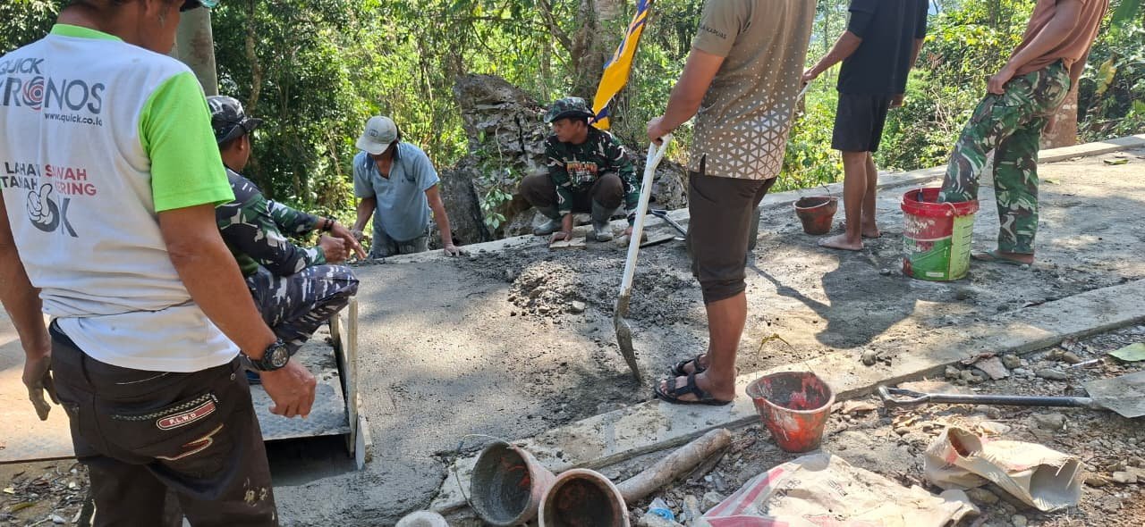 Akhir Pekan Produktif: Perkuatan Pondasi Jembatan oleh Satgas TMMD dan Warga