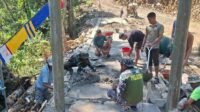Kapten Inf Eko S Pimpin Perbaikan Pondasi Jembatan Gantung di Desa Pattuku Kapten Inf Eko S Pimpin Perbaikan Pondasi Jembatan Gantung di Desa Pattuku