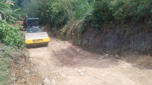 Akses Lebih Lancar: Excavator dan Vibro Ubah Kondisi Jalan Patukku