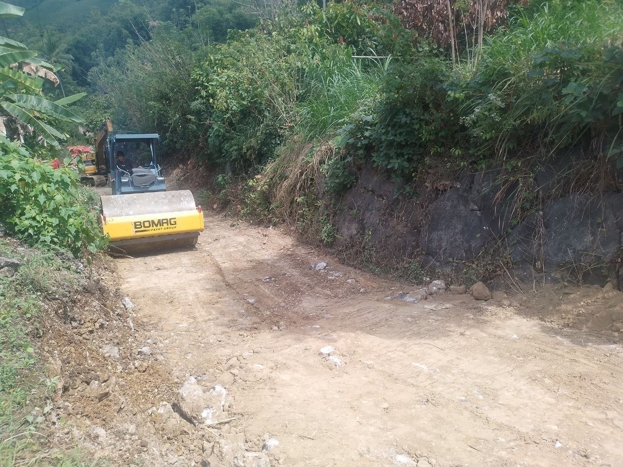 Akses Lebih Lancar: Excavator dan Vibro Ubah Kondisi Jalan Patukku