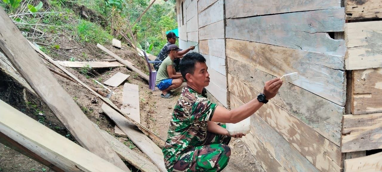 Gotong Royong Warnai Pengecatan Rumah Milik Demmang