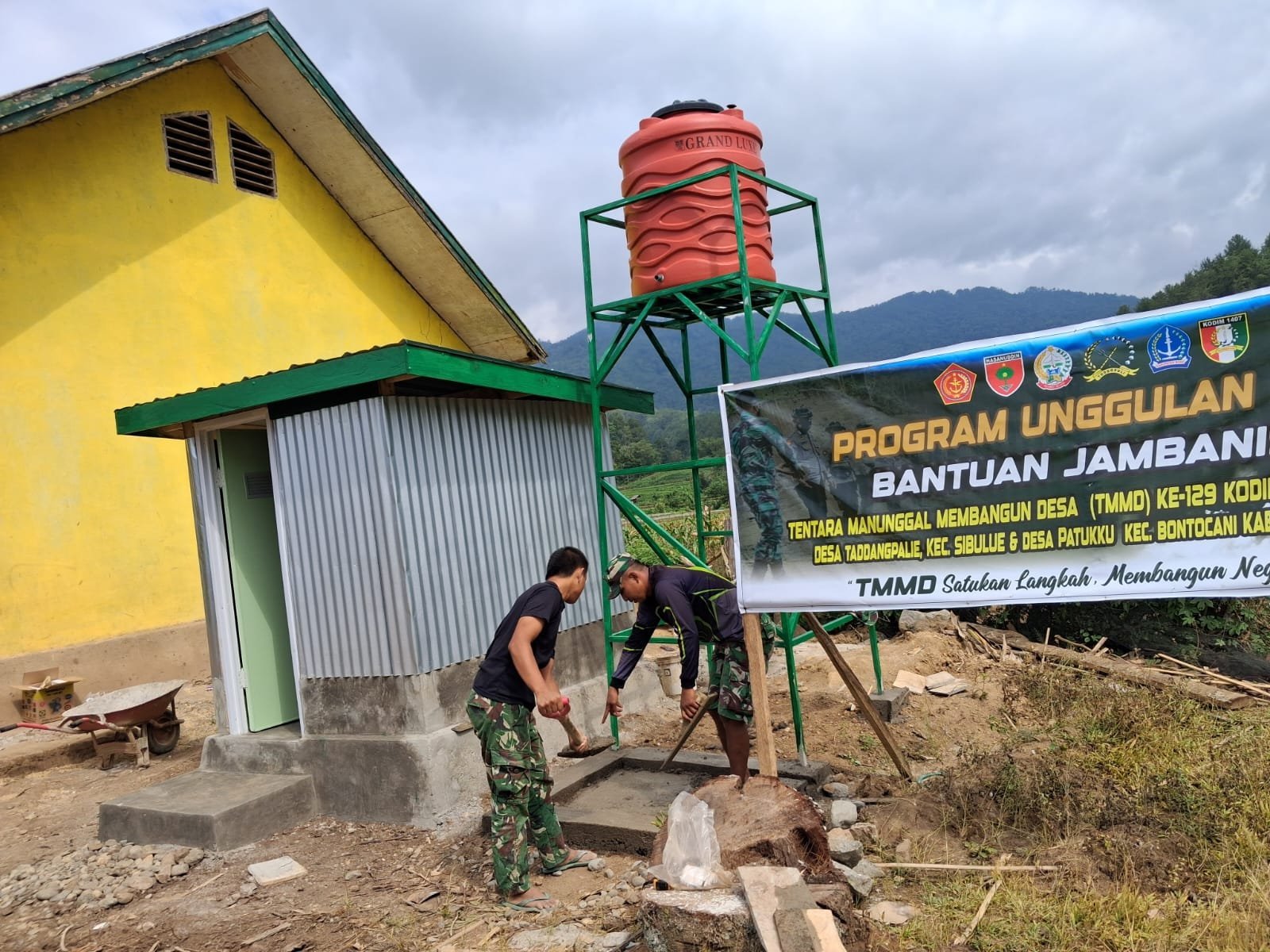 Satgas TMMD dan Warga Mulai Membangun Penyangga Tandon Air di Dusun Langi