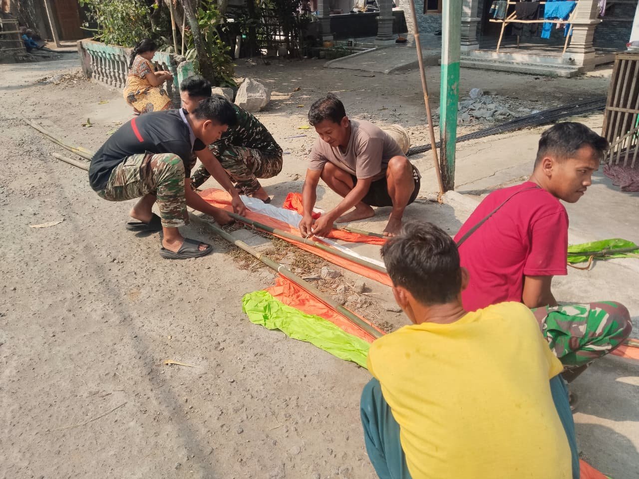 Semangat Baru di Parangjoro Saat Warga dan TMMD Pasang Umbul-umbul