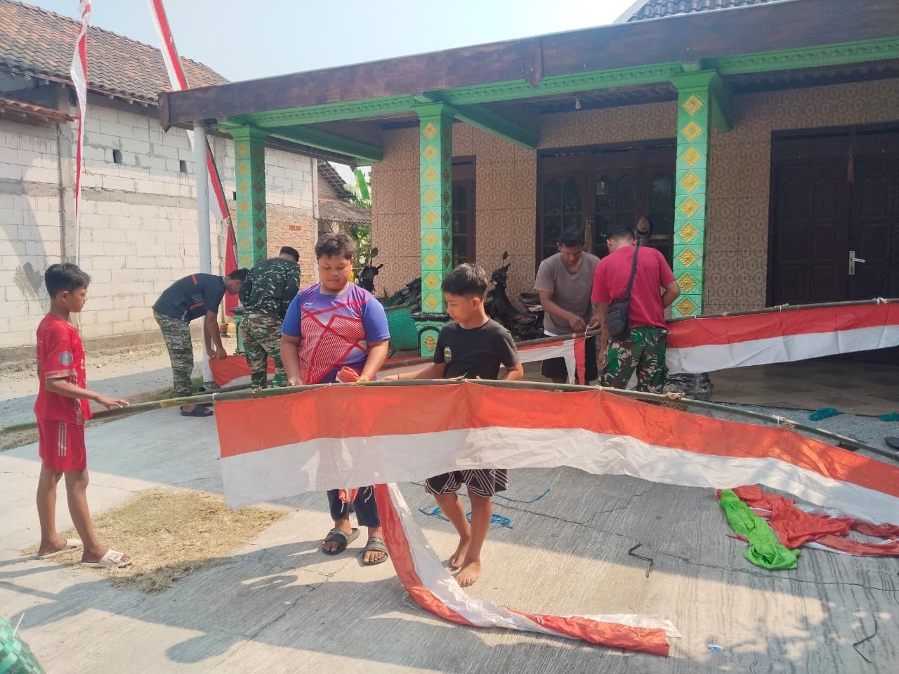 Semarak Merah Putih di Parangjoro: TMMD dan Warga Bersinergi
