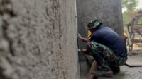 Warga dan Satgas TMMD Bangun Fasilitas Wudhu di Parangjoro Warga dan Satgas TMMD Bangun Fasilitas Wudhu di Parangjoro