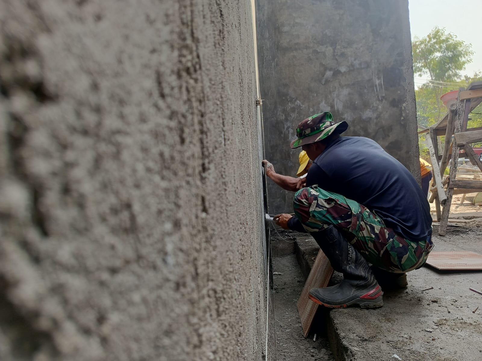 Warga dan Satgas TMMD Bangun Fasilitas Wudhu di Parangjoro