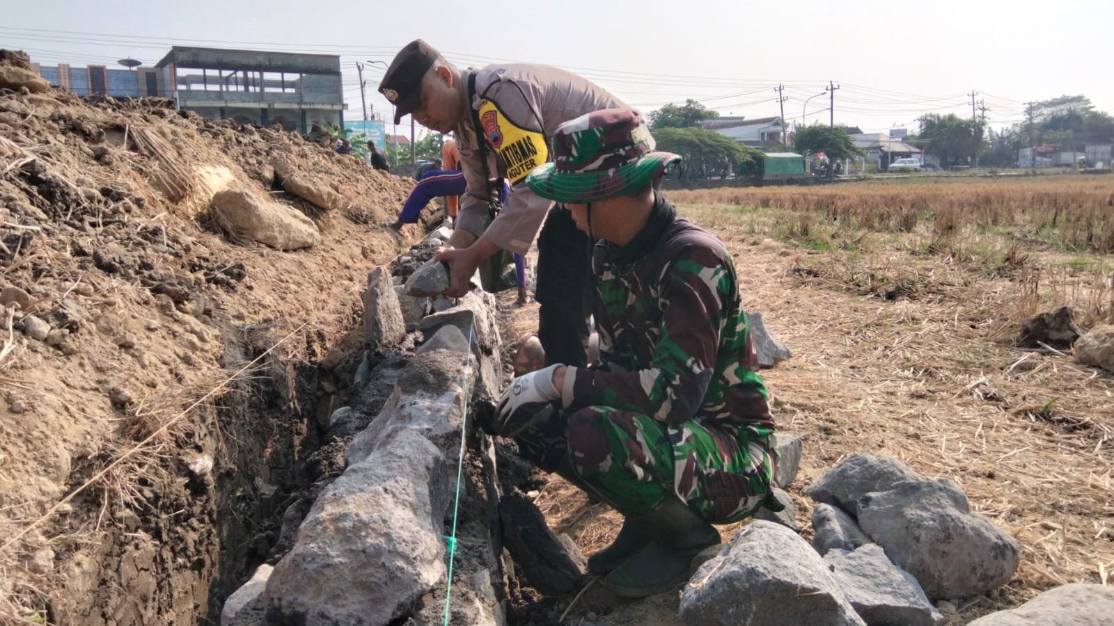 Pengecoran Pondasi Jalan Parangjoro Dimulai, Warga Antusias