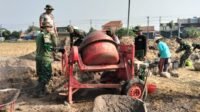 Pembangunan Pondasi Jalan di Parangjoro Digenjot dengan Mesin dan Tenaga Lokal Pembangunan Pondasi Jalan di Parangjoro Digenjot dengan Mesin dan Tenaga Lokal