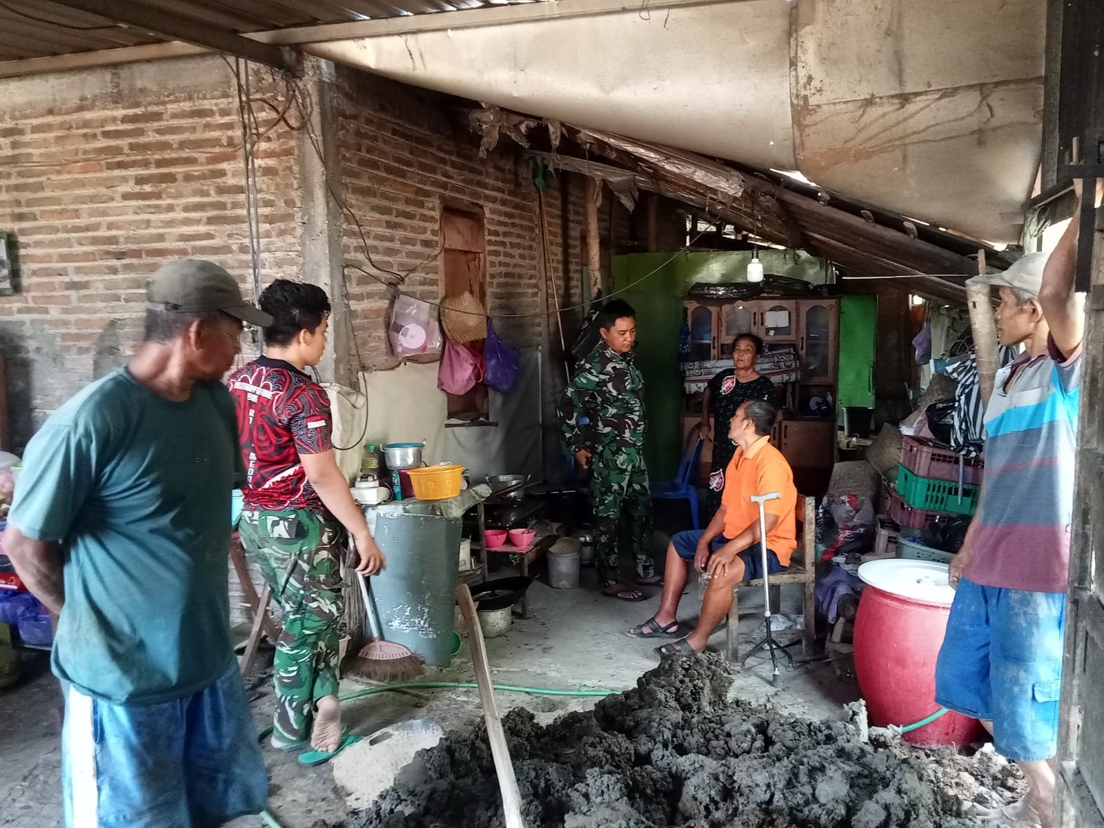 Istirahat Kerja, TMMD Ajak Warga Parangjoro Hidup Sehat