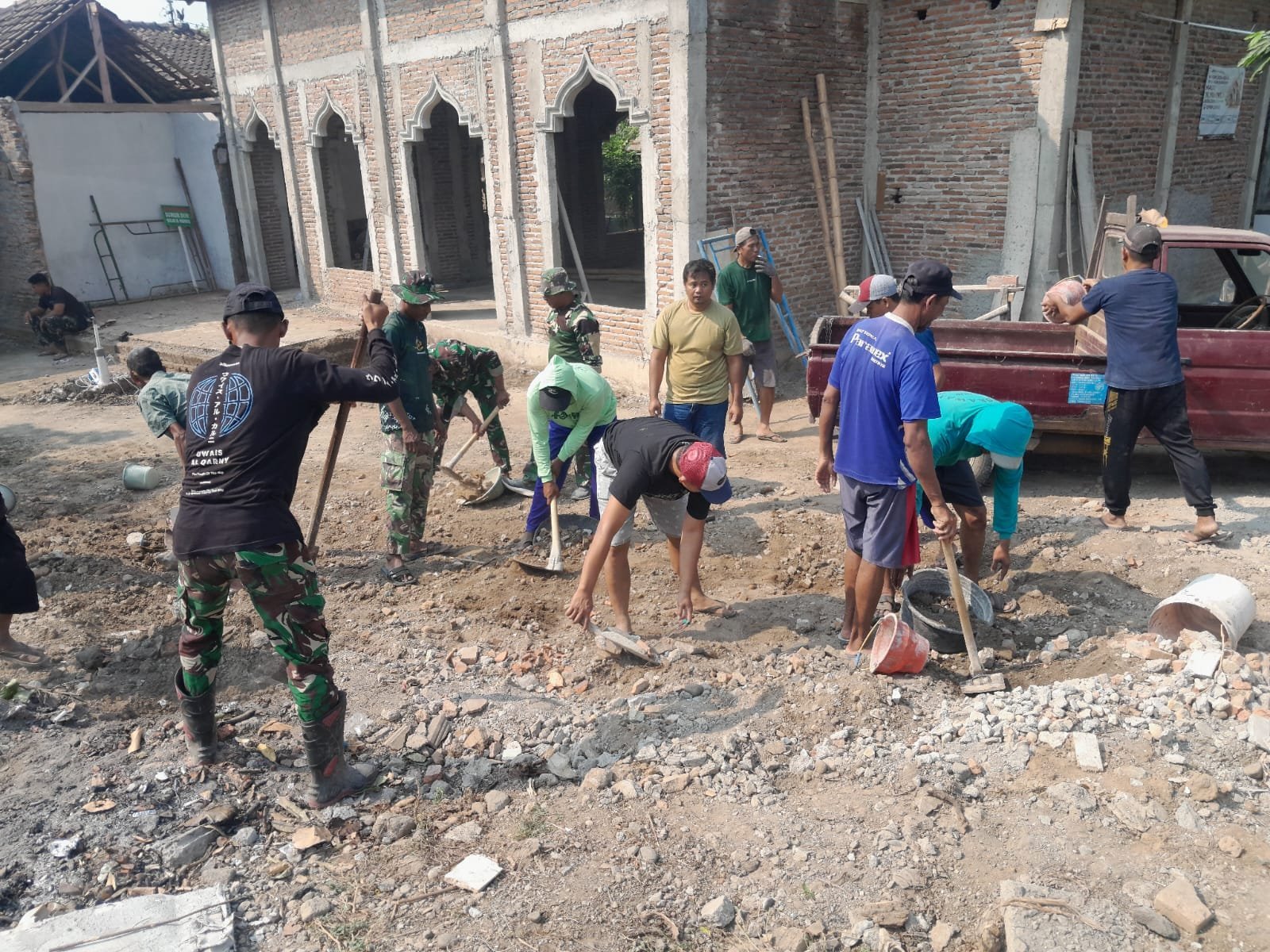 Percepatan Pembangunan Masjid Al Mubarok Berkat Kerja Sama TNI-Warga