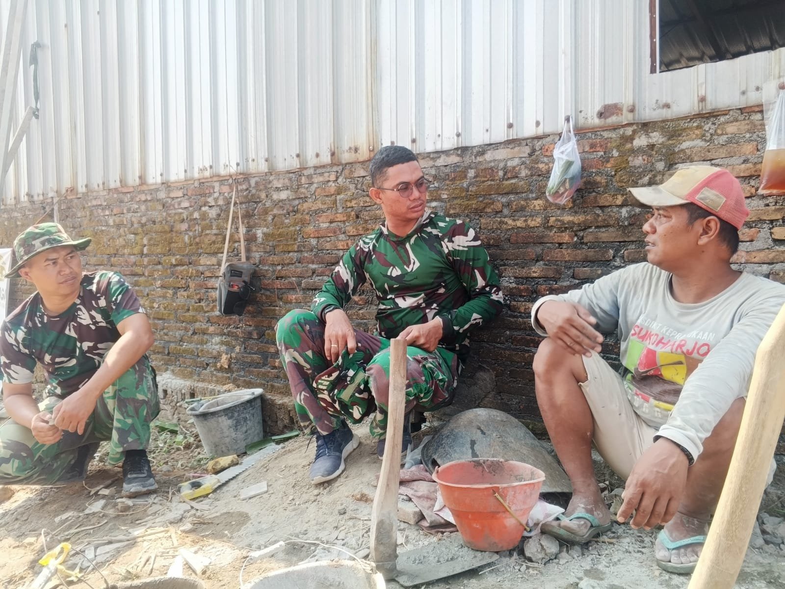 Bincang Ringan Warga dan Satgas TMMD Perkuat Keterlibatan di Pembangunan MCK