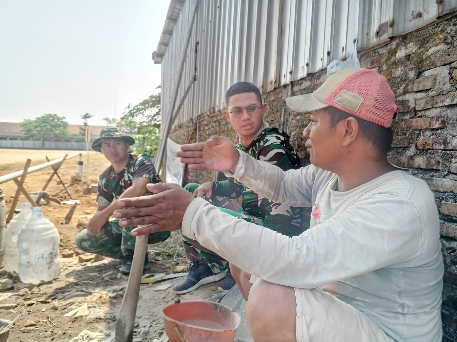 Obrolan di Parangjoro Jadi Perekat Hubungan Warga dan Satgas TMMD