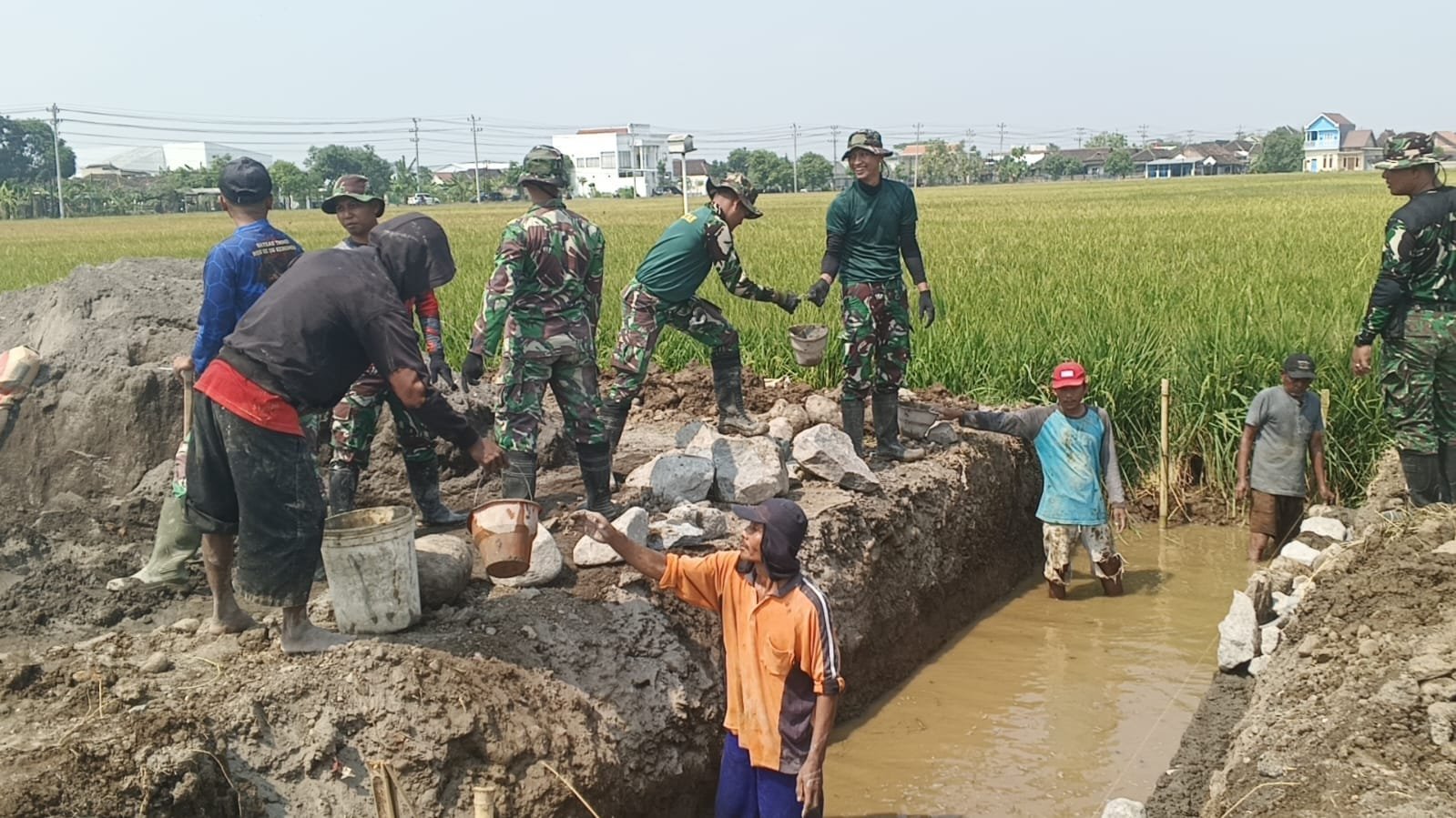 Warga-Parajurit Bersinergi, Material Dipindah Lewat Estafet di Parangjoro