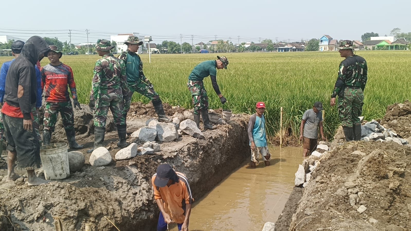 Warga dan Aparat Bekerja Estafet dalam TMMD di Parangjoro