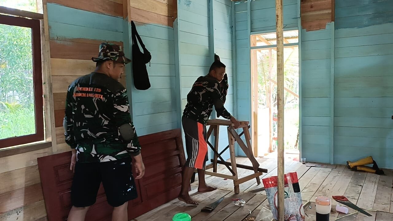 Kolaborasi Warga dan Satgas TMMD Rampungkan Atap Rumah Nini Noorhayati