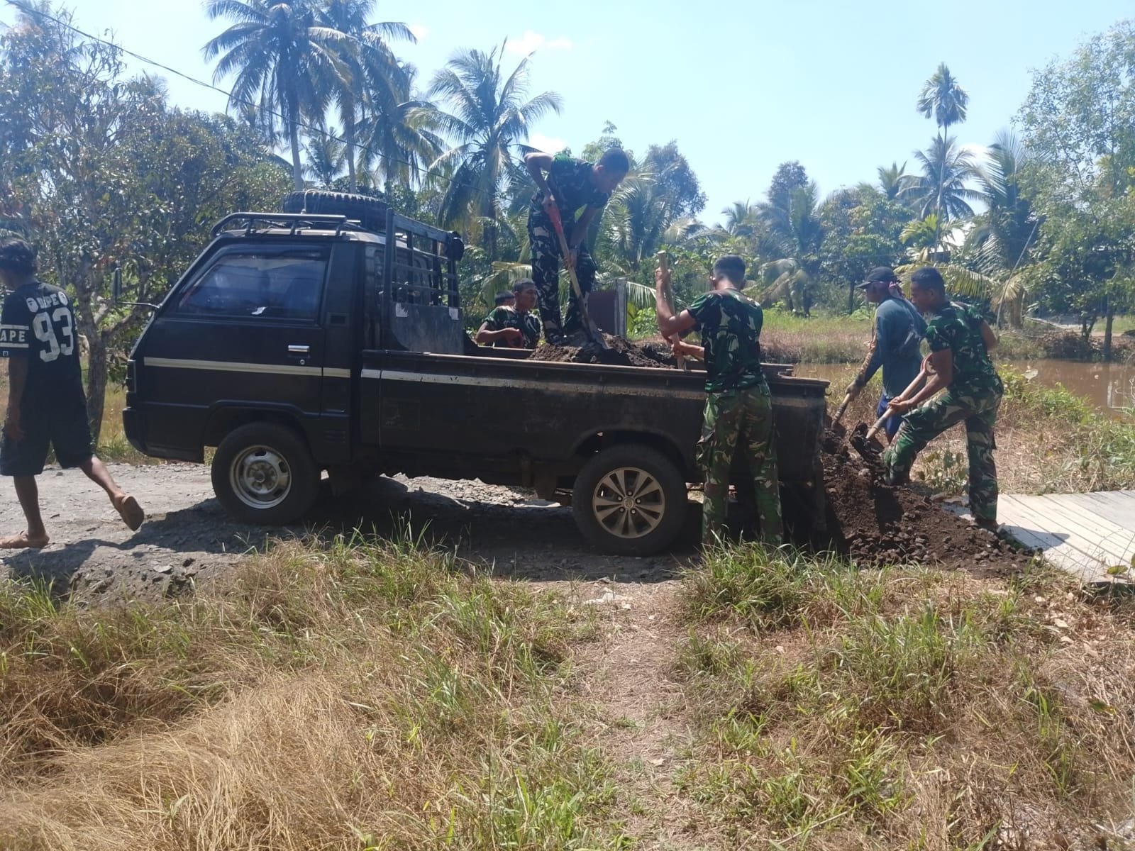 Kekuatan Gotong Royong di Balik Perbaikan Jalan Tamban Bangun