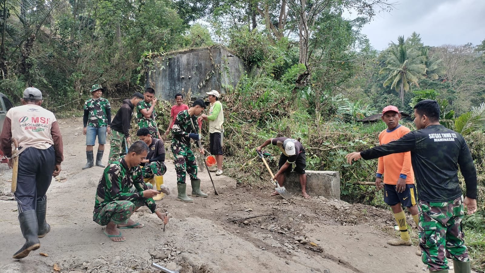 Dekker Titik 5 Diperbaiki, Warga Jawi-Jawi dan Prajurit TMMD Bekerja Sama