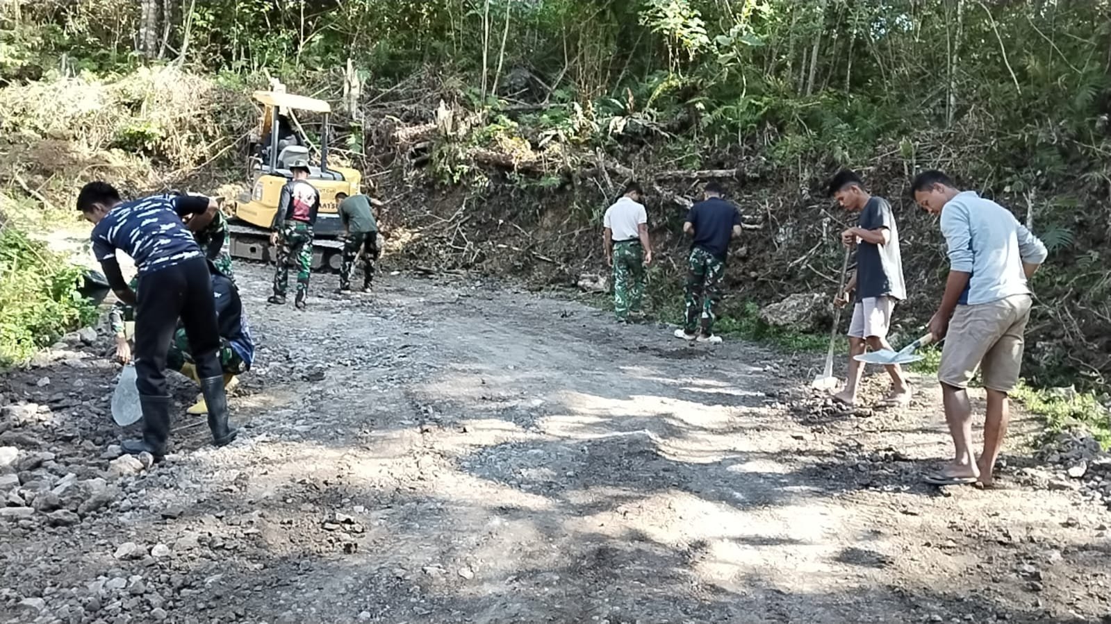 Warga dan Satgas TMMD Rengkuh Cangkul di Samaenre