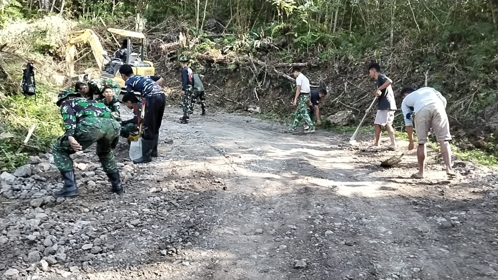 Dusun Samaenre: Jalan Diratakan Manual untuk Mempercepat Aktivitas Warga