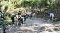 Antusias Warga Samaenre Saat Pengerjaan Jalan Dilakukan Manual