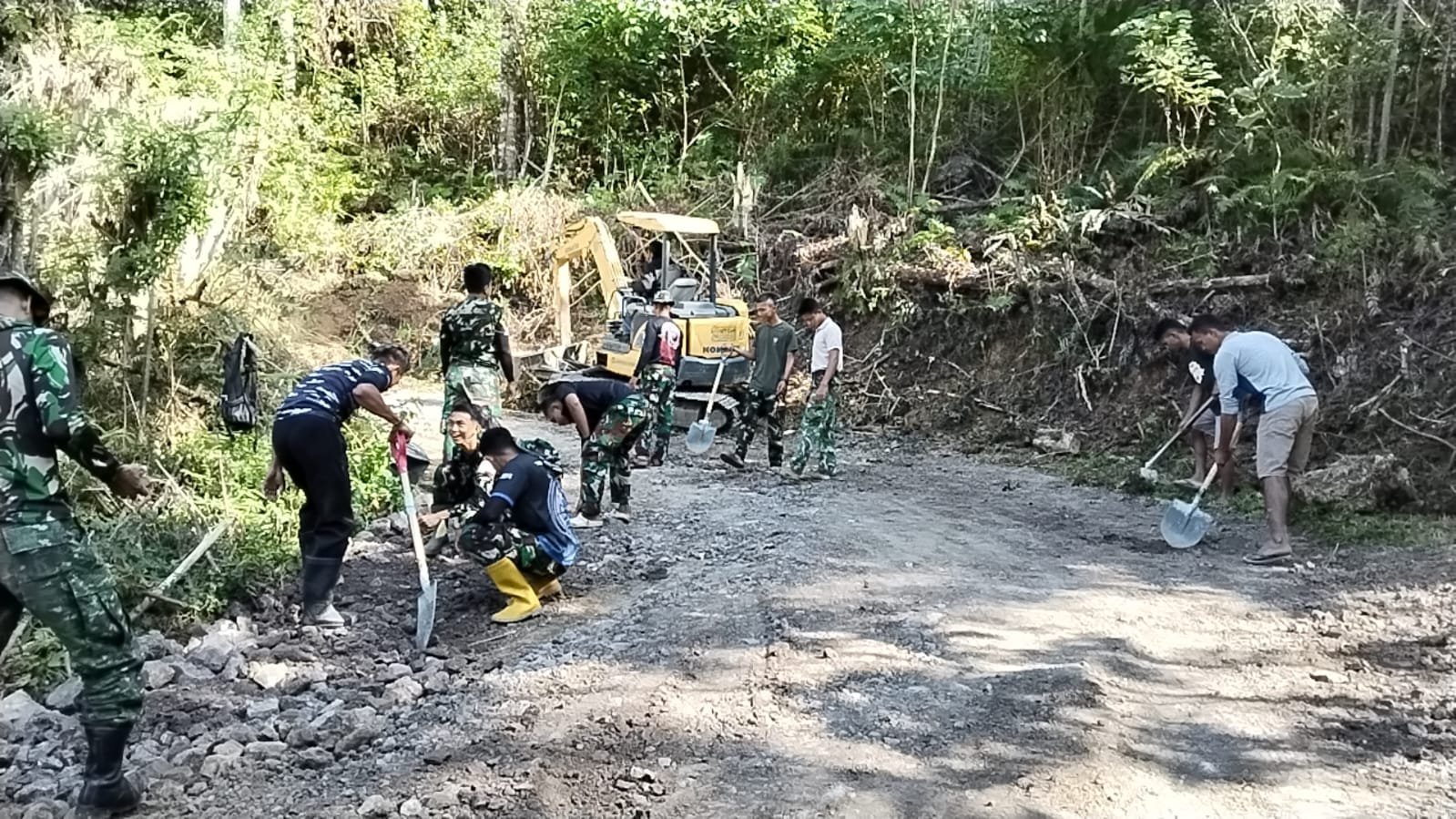 Antusias Warga Samaenre Saat Pengerjaan Jalan Dilakukan Manual